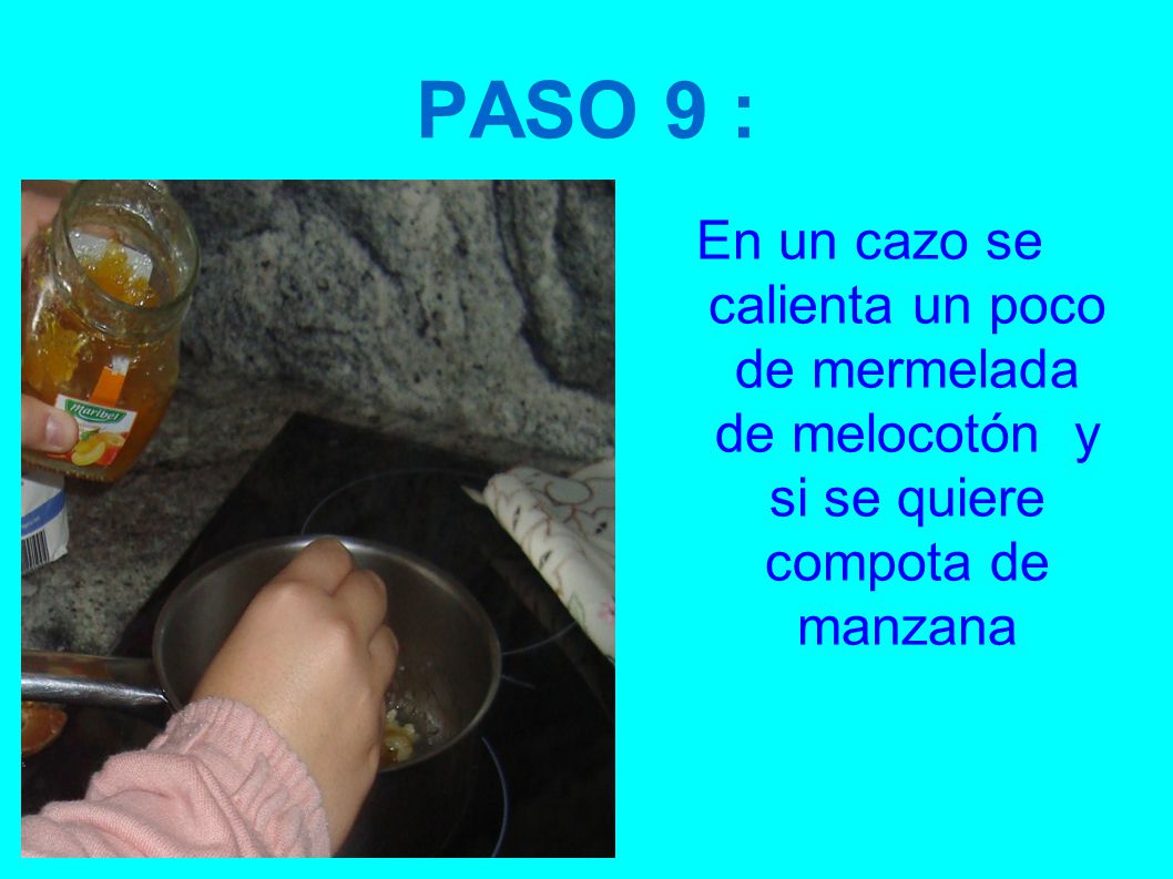 PASO 9 : En un cazo se calienta un poco de mermelada de melocotón y si se quiere compota de manzana.