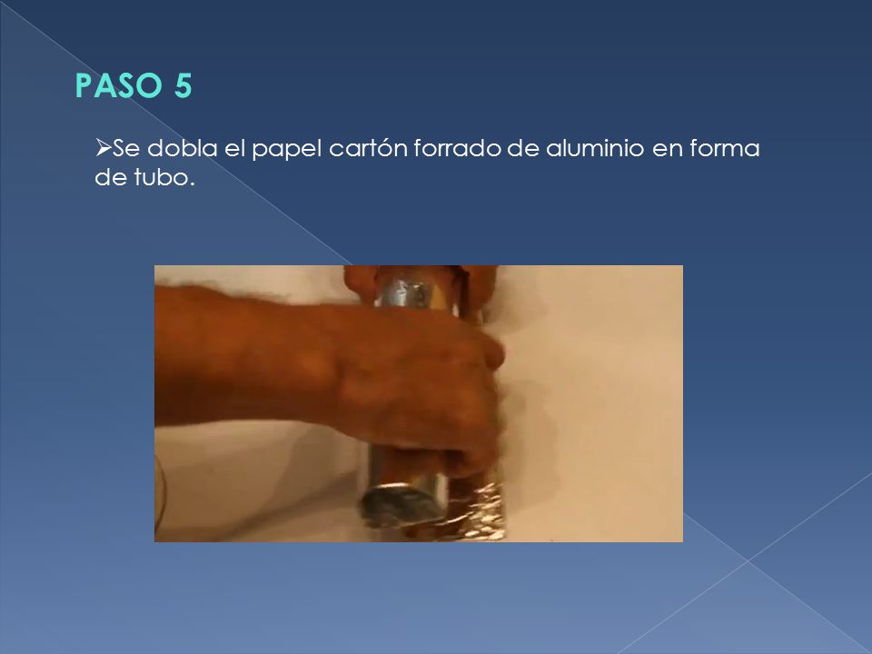 PASO 5 Se dobla el papel cartón forrado de aluminio en forma de tubo.