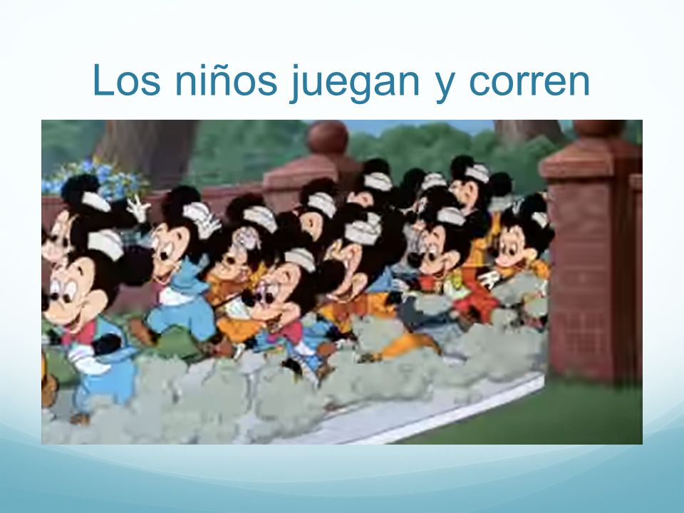 Los niños juegan y corren