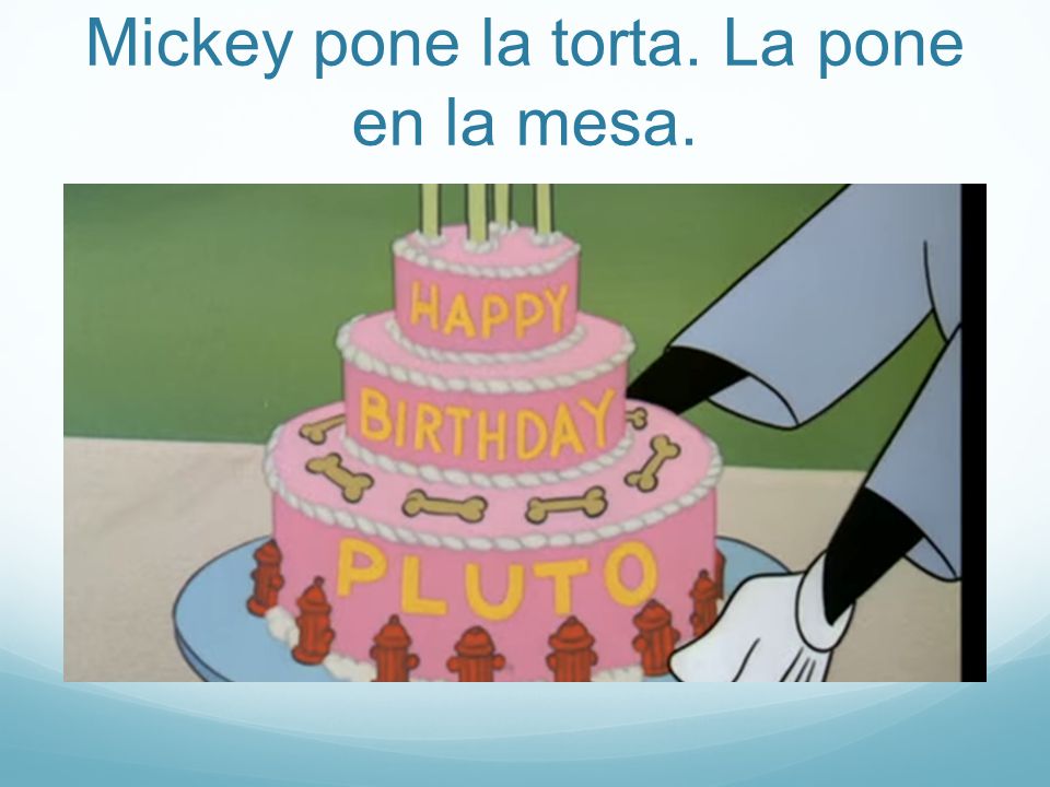 Mickey pone la torta. La pone en la mesa.