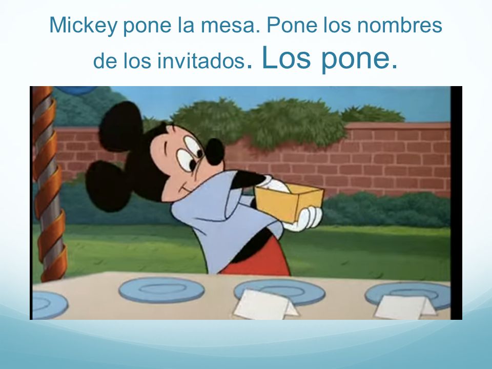 Mickey pone la mesa. Pone los nombres de los invitados. Los pone.