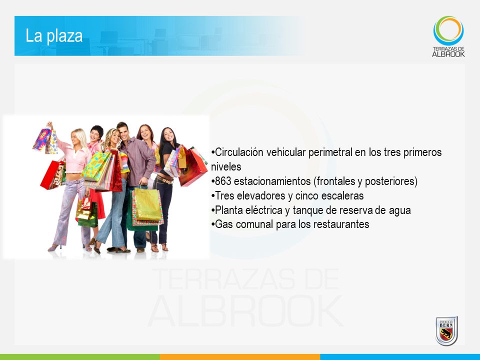 La plaza Circulación vehicular perimetral en los tres primeros niveles