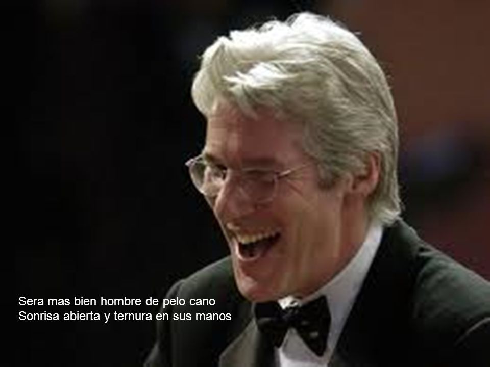 Sera mas bien hombre de pelo cano Sonrisa abierta y ternura en sus manos