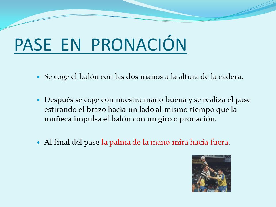PASE EN PRONACIÓN Se coge el balón con las dos manos a la altura de la cadera.