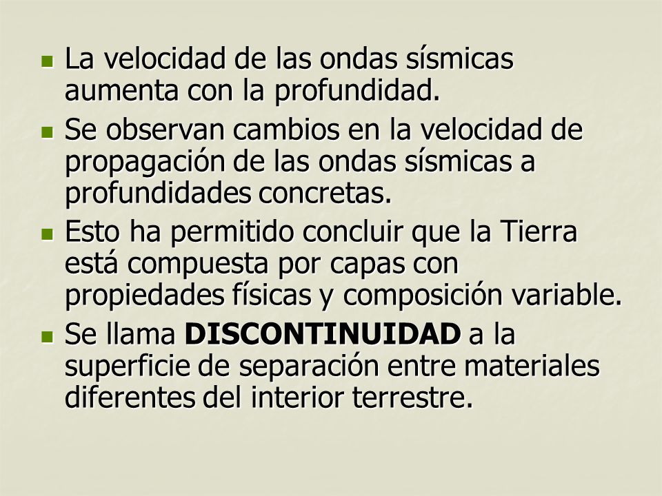 La velocidad de las ondas sísmicas aumenta con la profundidad.