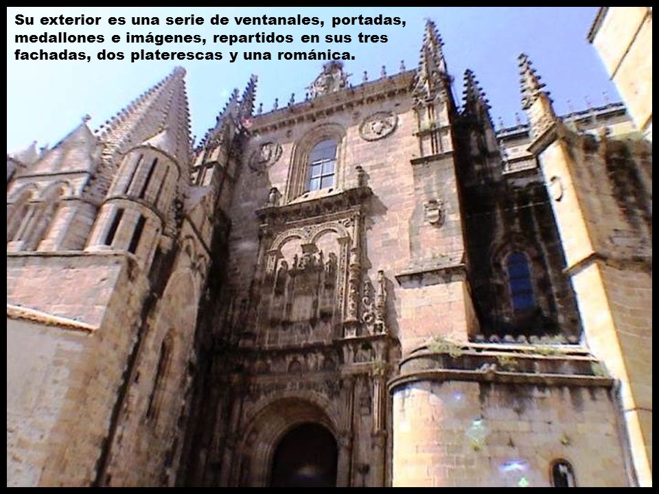 Su exterior es una serie de ventanales, portadas, medallones e imágenes, repartidos en sus tres fachadas, dos platerescas y una románica.