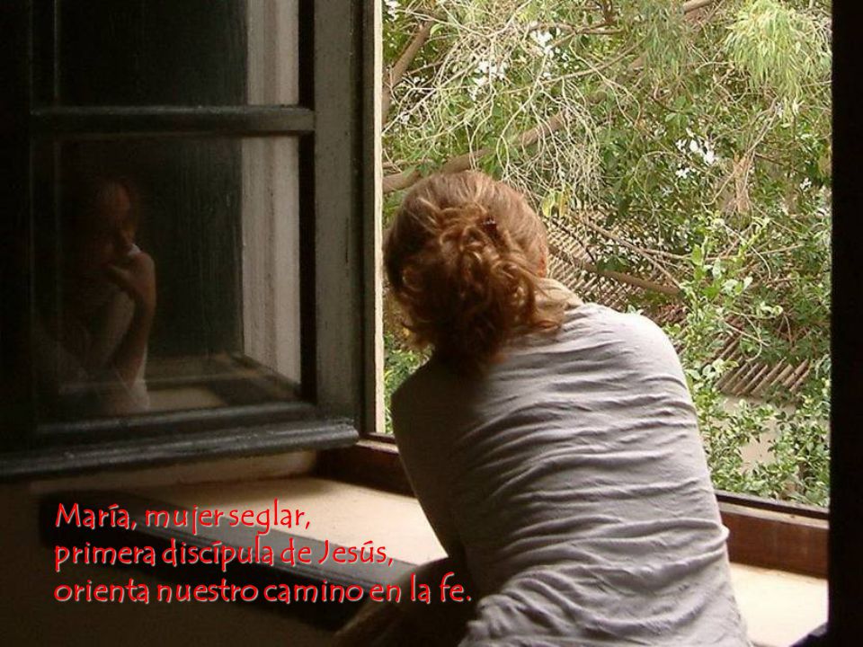 María, mujer seglar, primera discípula de Jesús, orienta nuestro camino en la fe.