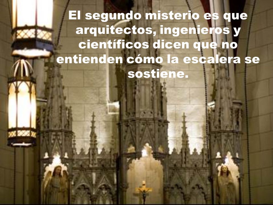 El segundo misterio es que arquitectos, ingenieros y científicos dicen que no entienden cómo la escalera se sostiene.