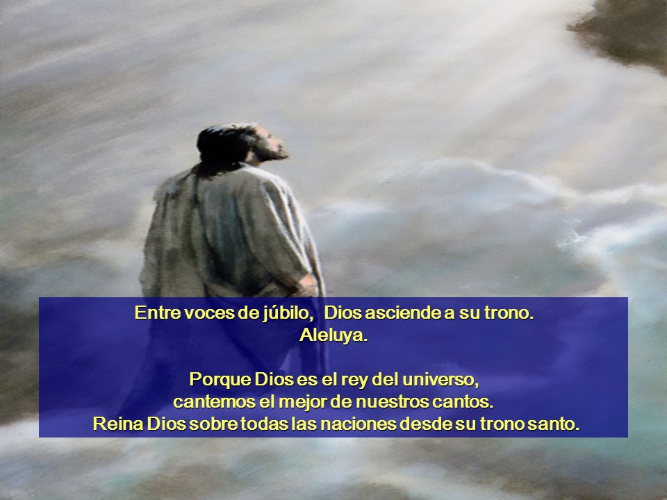 Entre voces de júbilo, Dios asciende a su trono. Aleluya.