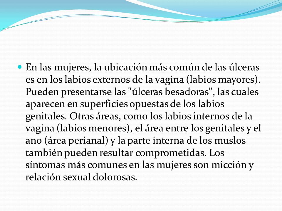En las mujeres, la ubicación más común de las úlceras es en los labios externos de la vagina (labios mayores).