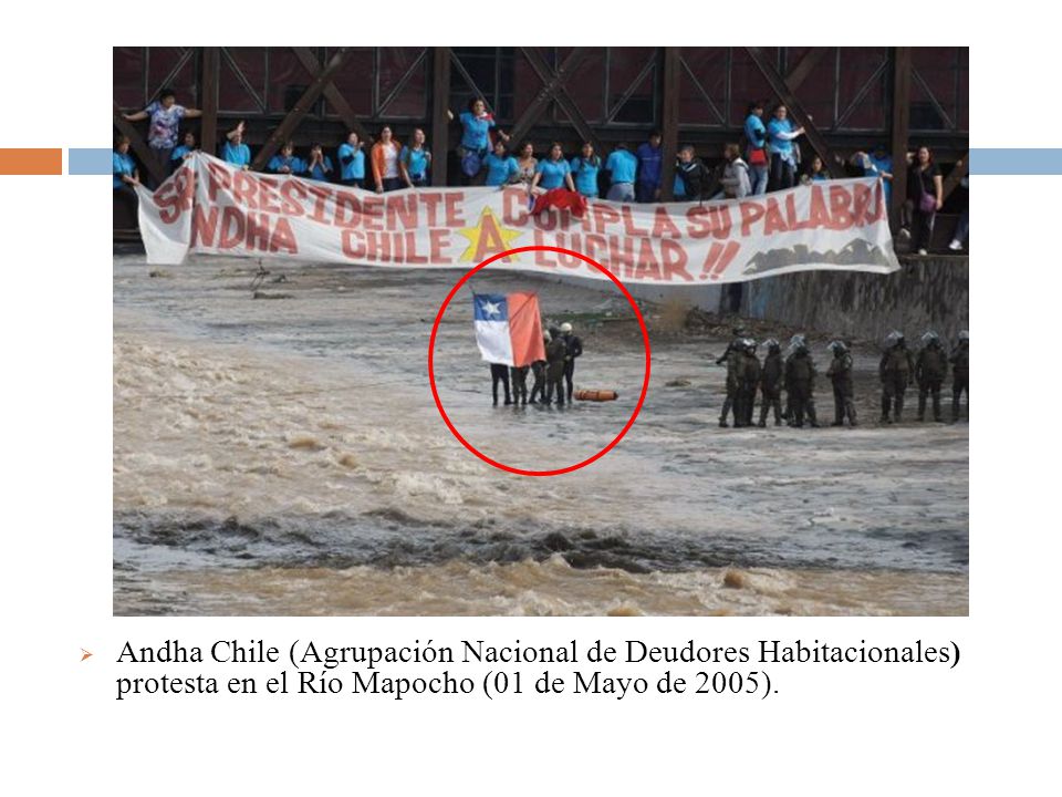 Andha Chile (Agrupación Nacional de Deudores Habitacionales) protesta en el Río Mapocho (01 de Mayo de 2005).