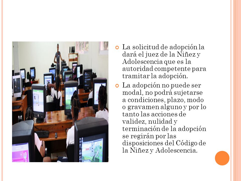 La solicitud de adopción la dará el juez de la Niñez y Adolescencia que es la autoridad competente para tramitar la adopción.