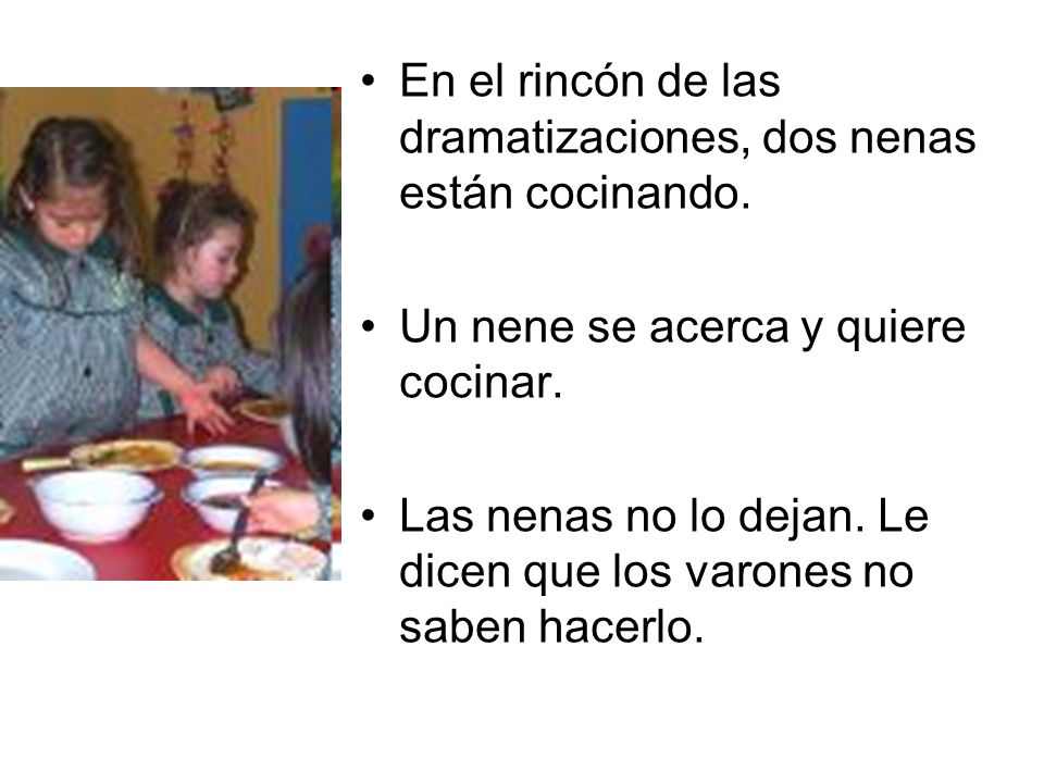 En el rincón de las dramatizaciones, dos nenas están cocinando.