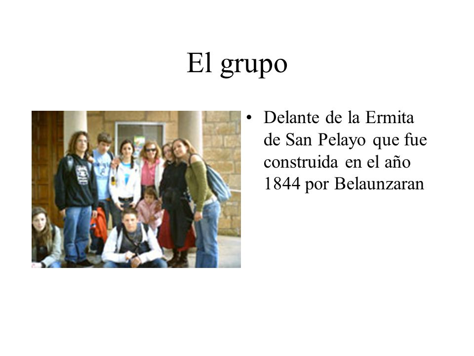 El grupo Delante de la Ermita de San Pelayo que fue construida en el año 1844 por Belaunzaran