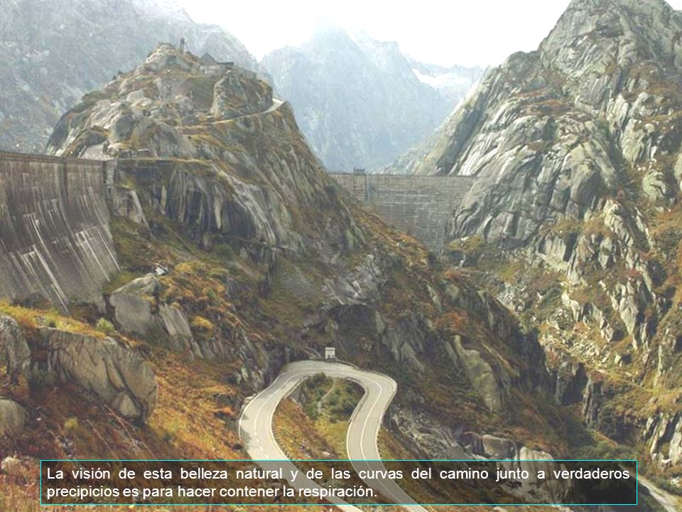 La visión de esta belleza natural y de las curvas del camino junto a verdaderos precipicios es para hacer contener la respiración.