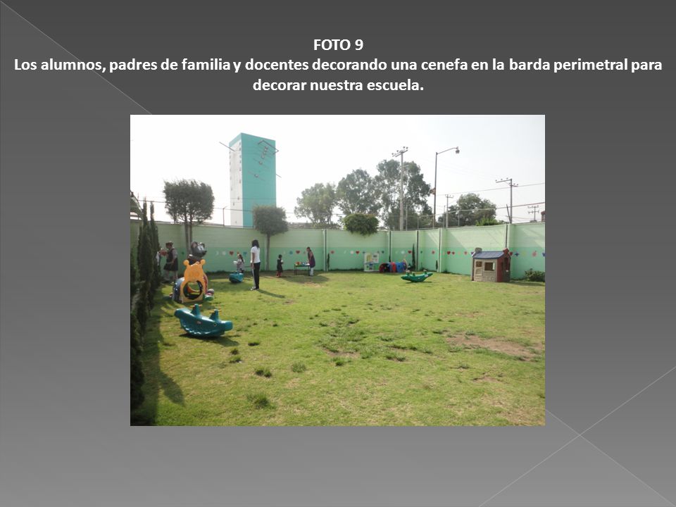 FOTO 9 Los alumnos, padres de familia y docentes decorando una cenefa en la barda perimetral para decorar nuestra escuela.