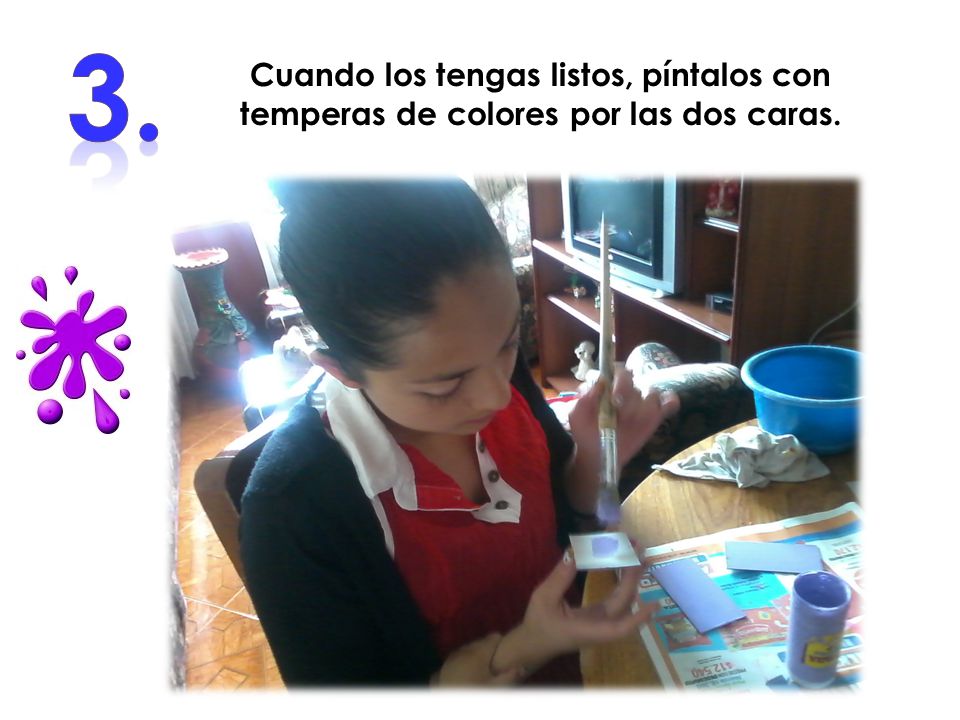 3. Cuando los tengas listos, píntalos con temperas de colores por las dos caras.