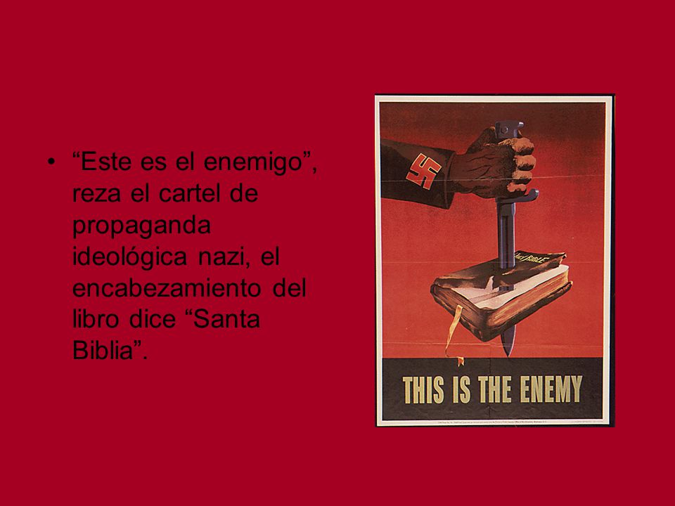 Este es el enemigo , reza el cartel de propaganda ideológica nazi, el encabezamiento del libro dice Santa Biblia .