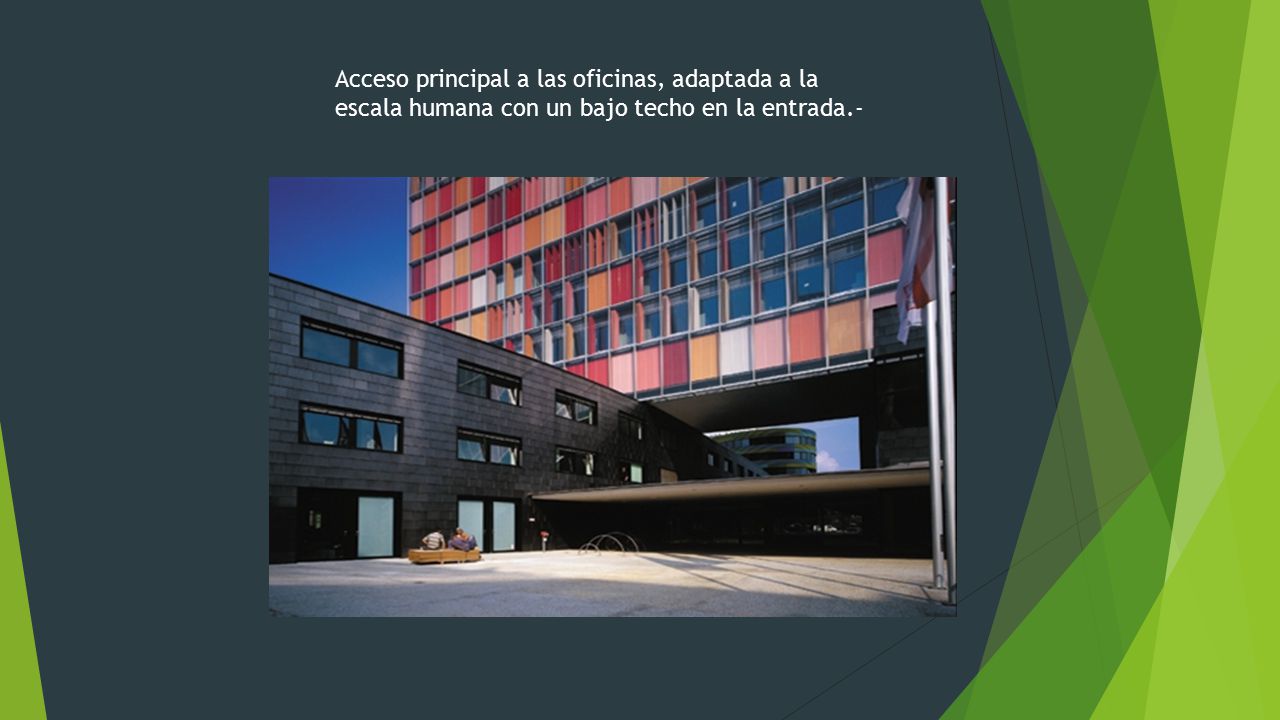 Acceso principal a las oficinas, adaptada a la escala humana con un bajo techo en la entrada.-