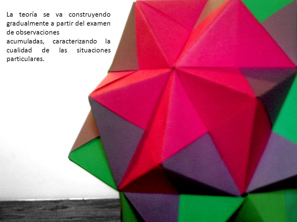 La teoría se va construyendo gradualmente a partir del examen de observaciones