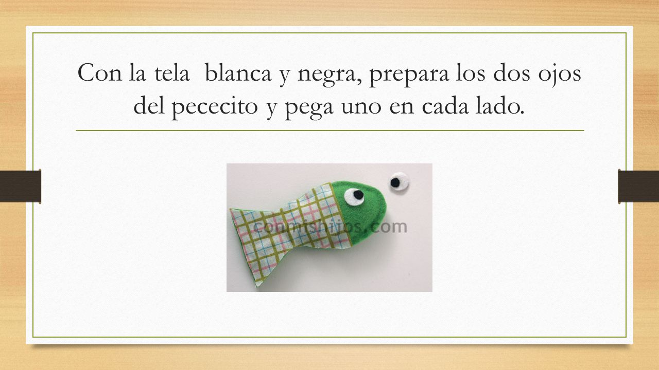 Con la tela blanca y negra, prepara los dos ojos del pececito y pega uno en cada lado.