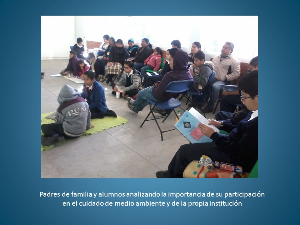 Padres de familia y alumnos analizando la importancia de su participación en el cuidado de medio ambiente y de la propia institución