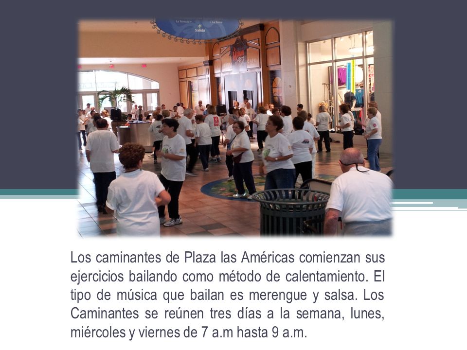 Los caminantes de Plaza las Américas comienzan sus ejercicios bailando como método de calentamiento.