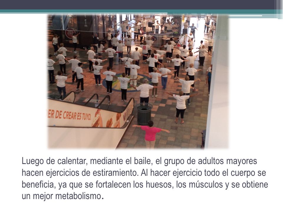 Luego de calentar, mediante el baile, el grupo de adultos mayores hacen ejercicios de estiramiento.
