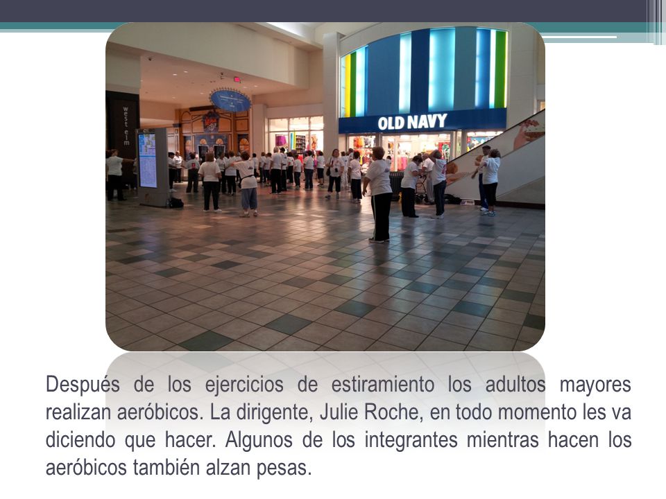 Después de los ejercicios de estiramiento los adultos mayores realizan aeróbicos.