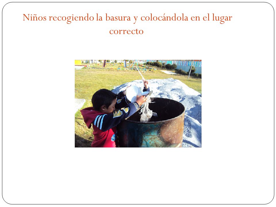 Niños recogiendo la basura y colocándola en el lugar correcto