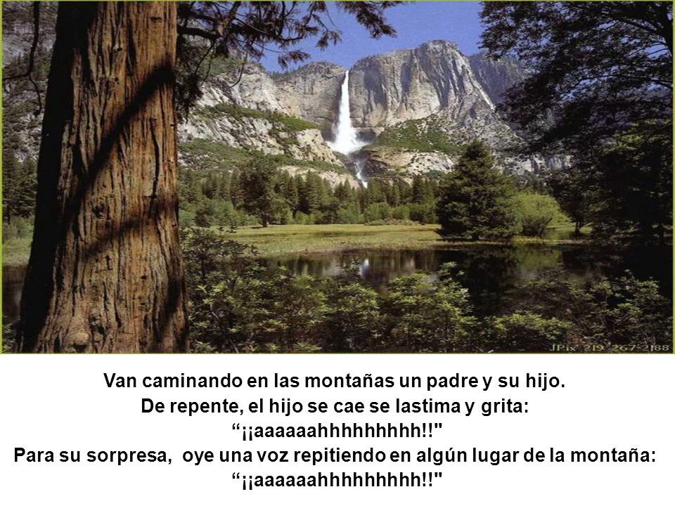 Van caminando en las montañas un padre y su hijo.