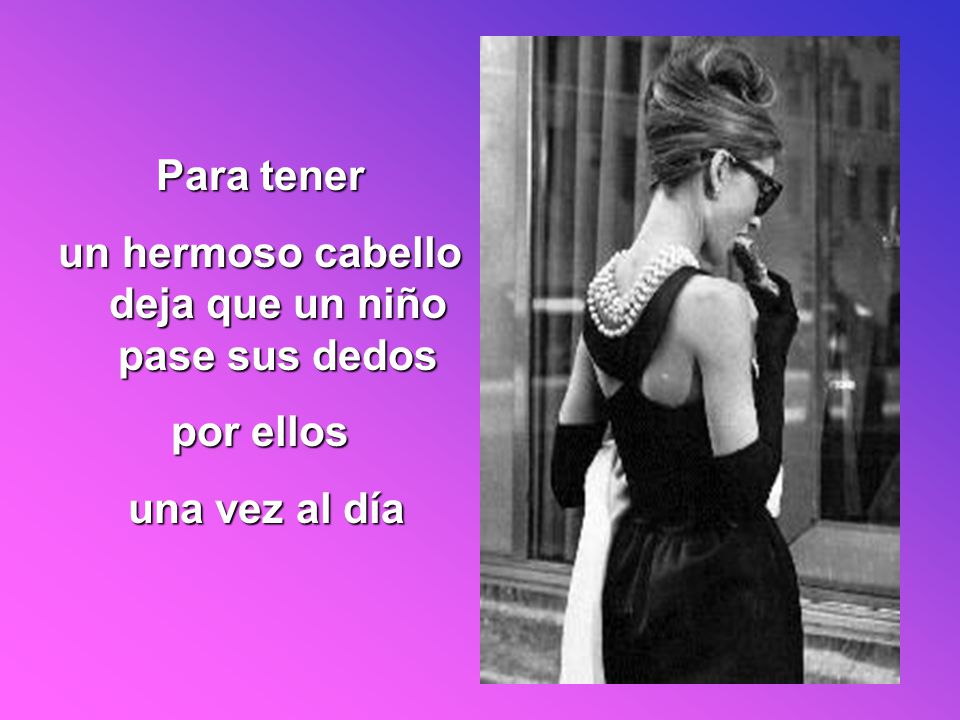 un hermoso cabello deja que un niño pase sus dedos