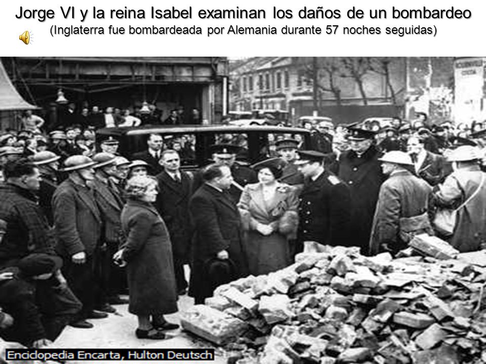 Jorge VI y la reina Isabel examinan los daños de un bombardeo
