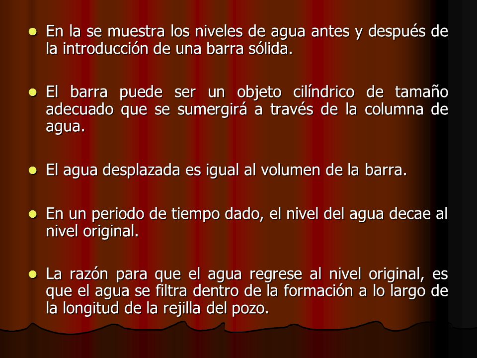 En la se muestra los niveles de agua antes y después de la introducción de una barra sólida.
