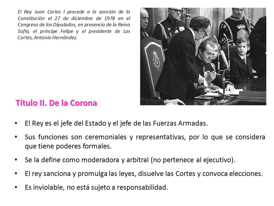 El Rey Juan Carlos I procede a la sanción de la Constitución el 27 de diciembre de 1978 en el Congreso de los Diputados, en presencia de la Reina Sofía, el príncipe Felipe y el presidente de Las Cortes, Antonio Hernández.