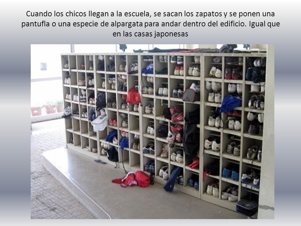Cuando los chicos llegan a la escuela, se sacan los zapatos y se ponen una pantufla o una especie de alpargata para andar dentro del edificio.