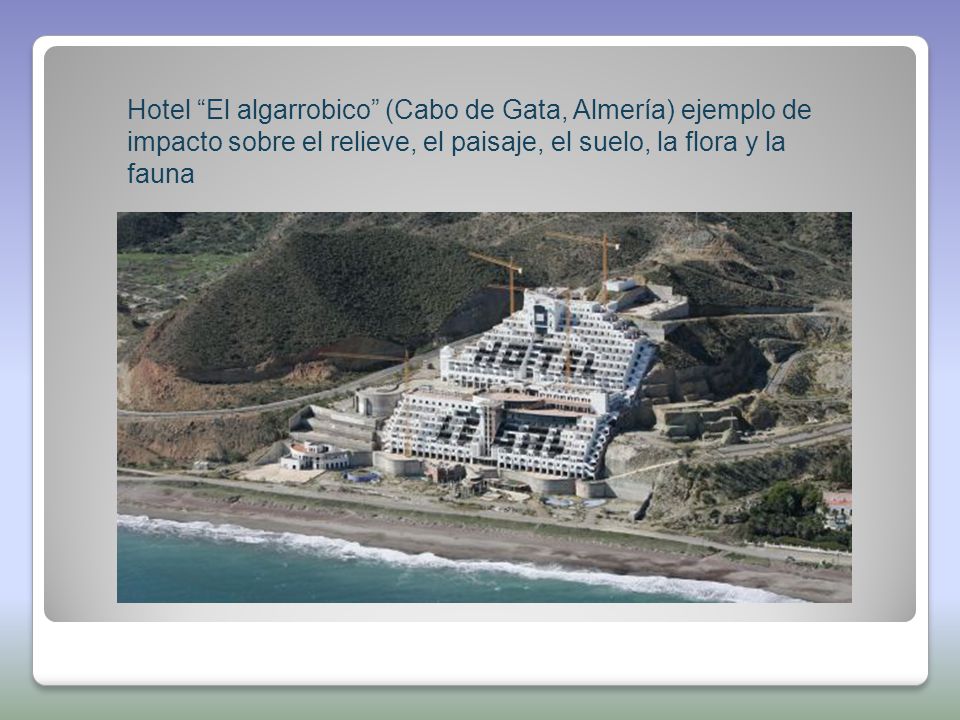 Hotel El algarrobico (Cabo de Gata, Almería) ejemplo de impacto sobre el relieve, el paisaje, el suelo, la flora y la fauna