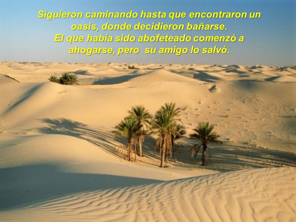 Siguieron caminando hasta que encontraron un oasis, donde decidieron bañarse.