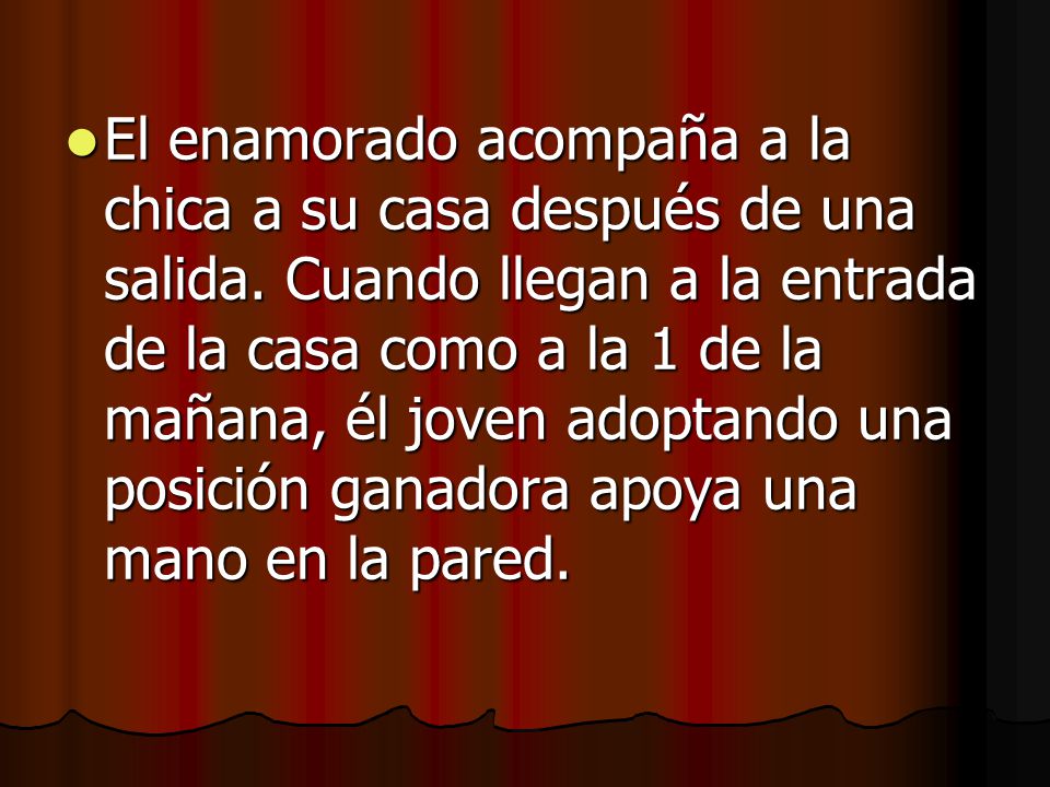 El enamorado acompaña a la chica a su casa después de una salida