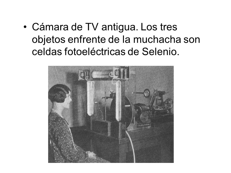 Cámara de TV antigua. Los tres objetos enfrente de la muchacha son celdas fotoeléctricas de Selenio.