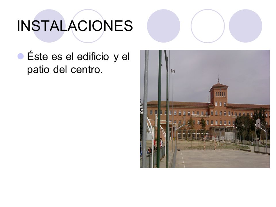 INSTALACIONES Éste es el edificio y el patio del centro.