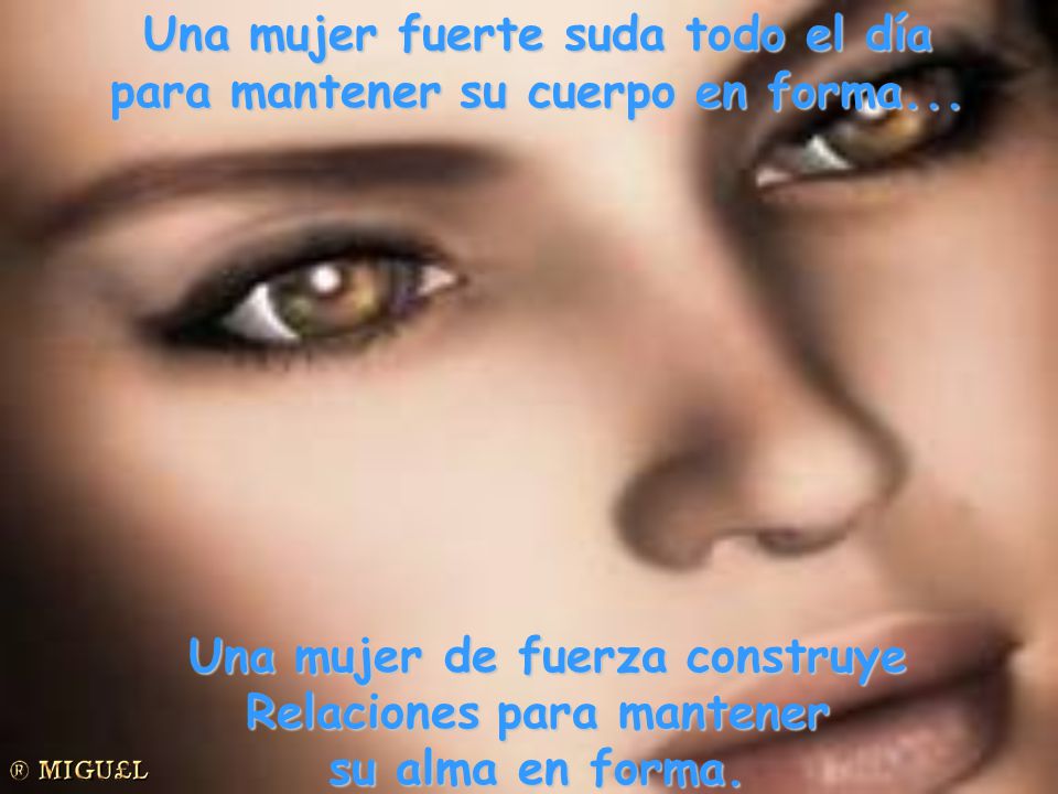 Una mujer fuerte suda todo el día para mantener su cuerpo en forma...