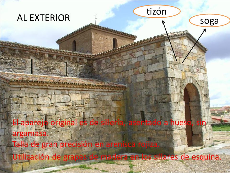 tizón AL EXTERIOR. soga. El aparejo original es de sillería, asentado a hueso, sin argamasa. Talla de gran precisión en arenisca rojiza.