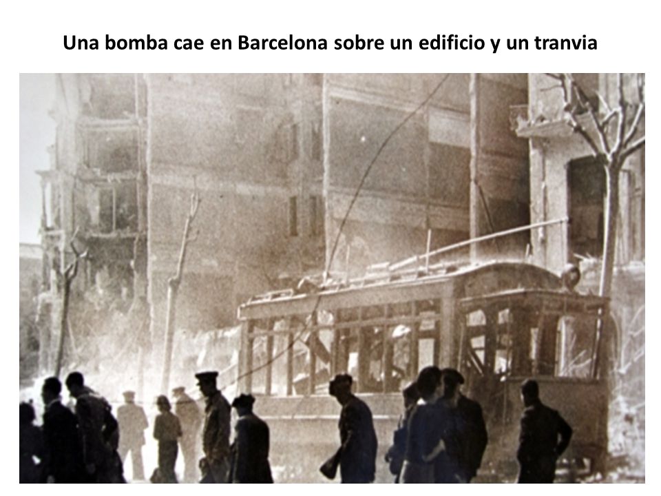 Una bomba cae en Barcelona sobre un edificio y un tranvia