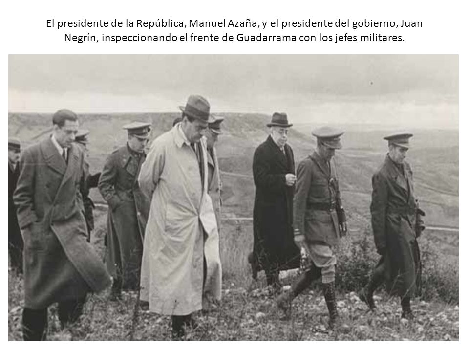 El presidente de la República, Manuel Azaña, y el presidente del gobierno, Juan Negrín, inspeccionando el frente de Guadarrama con los jefes militares.