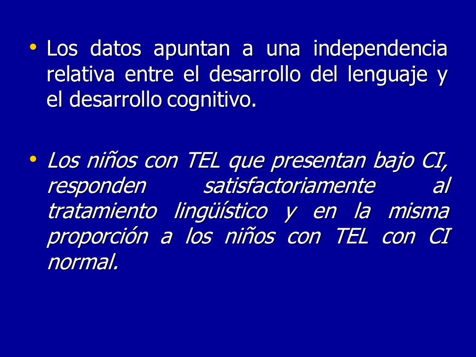 Los datos apuntan a una independencia relativa entre el desarrollo del lenguaje y el desarrollo cognitivo.