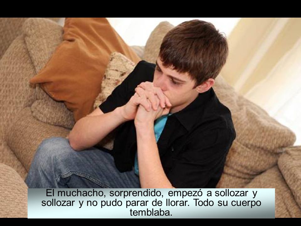 El muchacho, sorprendido, empezó a sollozar y sollozar y no pudo parar de llorar.
