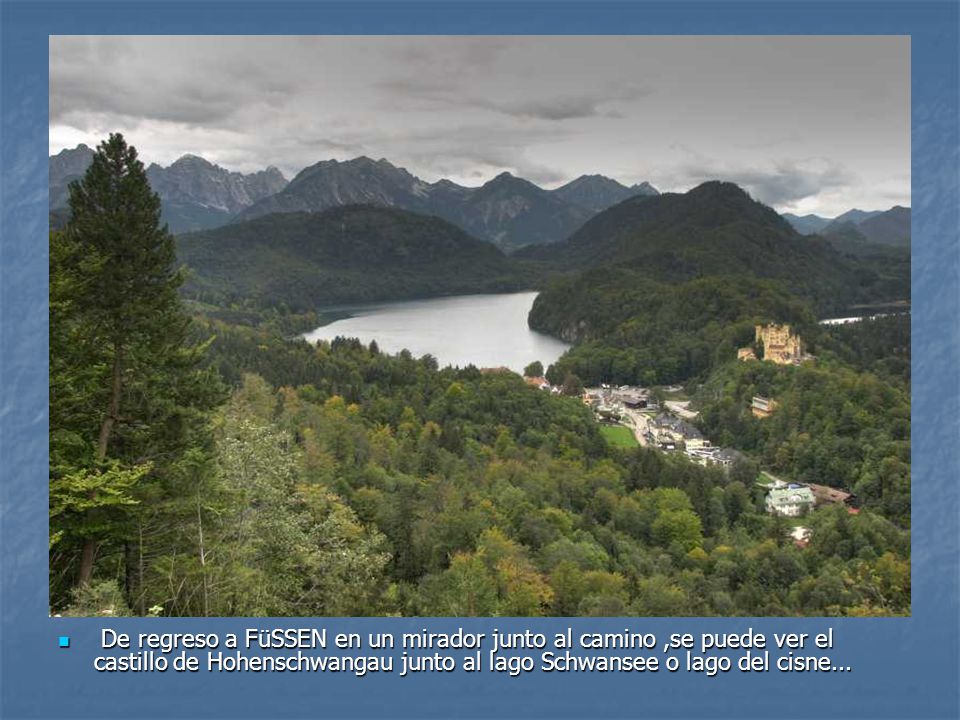 De regreso a FüSSEN en un mirador junto al camino ,se puede ver el castillo de Hohenschwangau junto al lago Schwansee o lago del cisne...