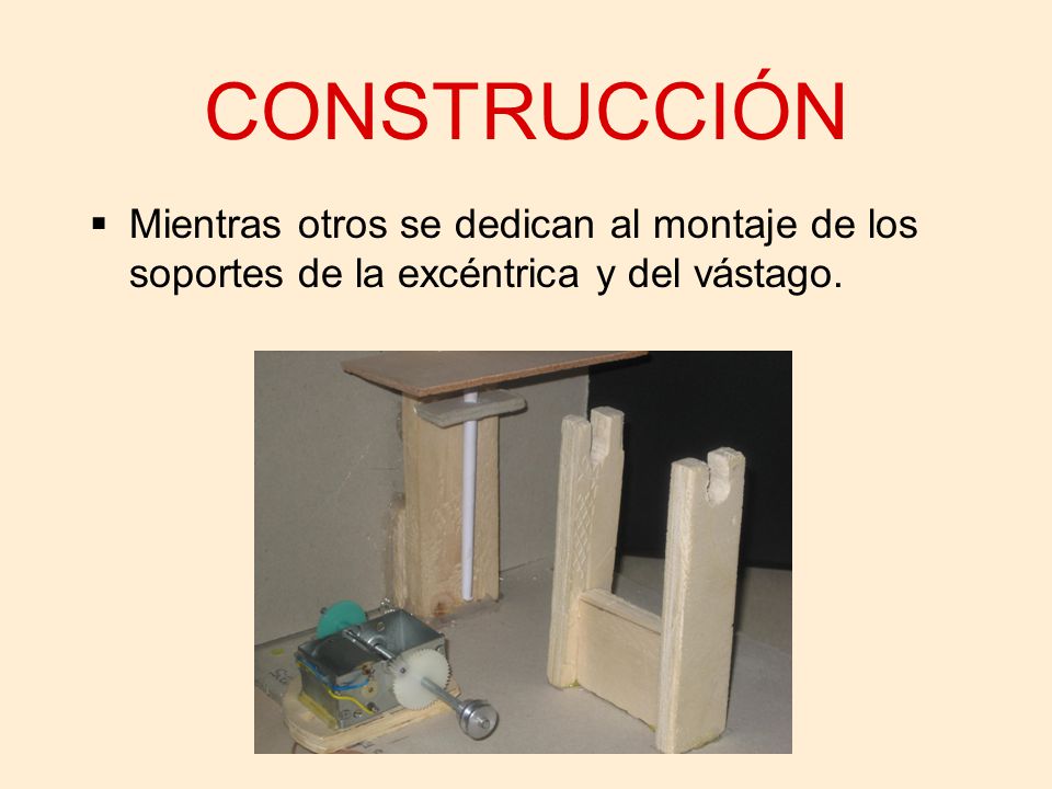 CONSTRUCCIÓN Mientras otros se dedican al montaje de los soportes de la excéntrica y del vástago.