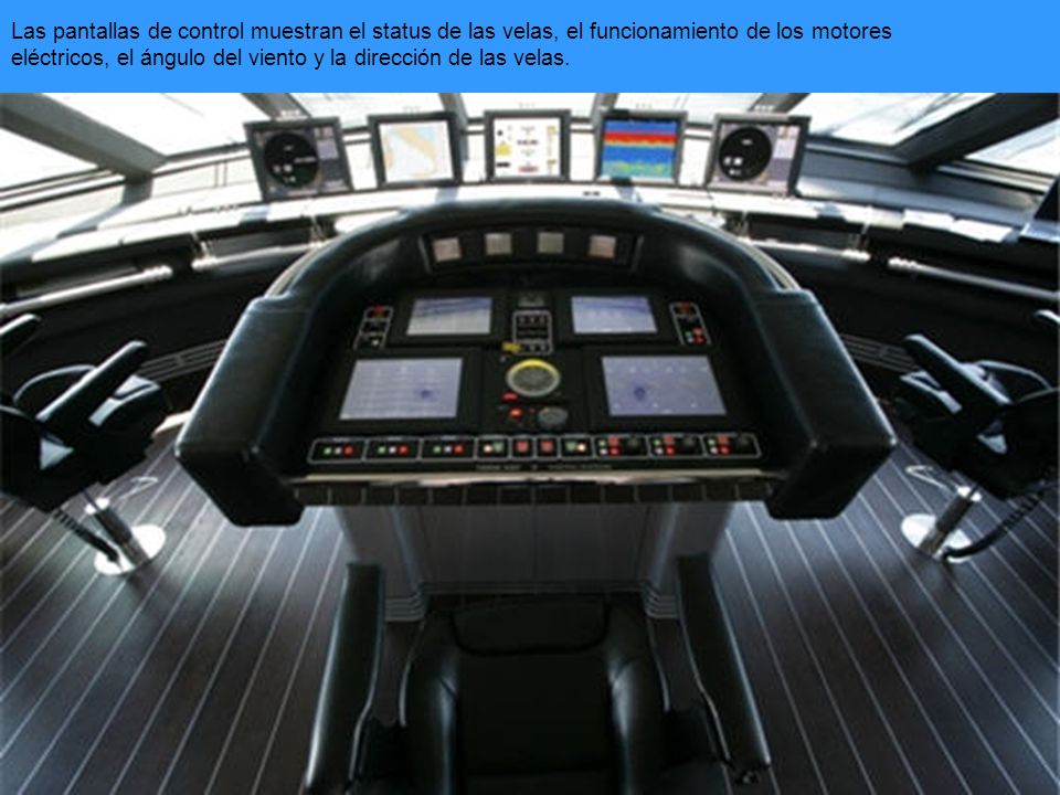 Las pantallas de control muestran el status de las velas, el funcionamiento de los motores eléctricos, el ángulo del viento y la dirección de las velas.
